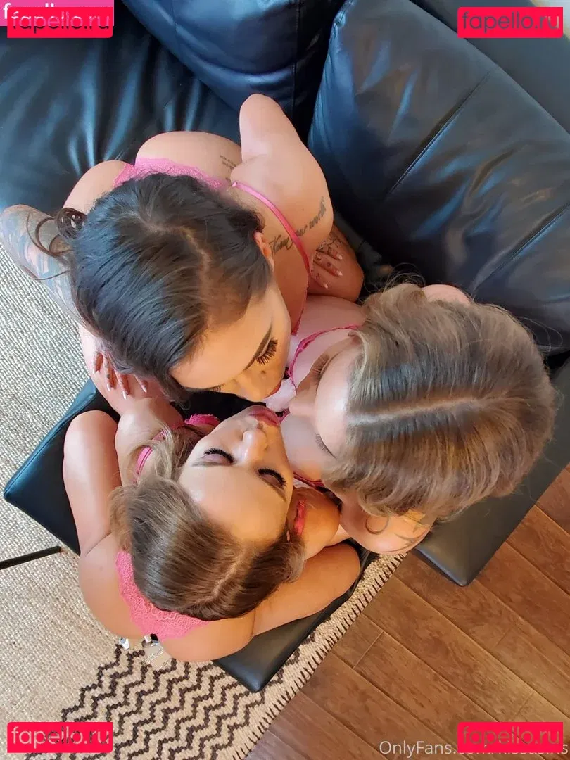 Kissasins Onlyfans Photo Gallery 