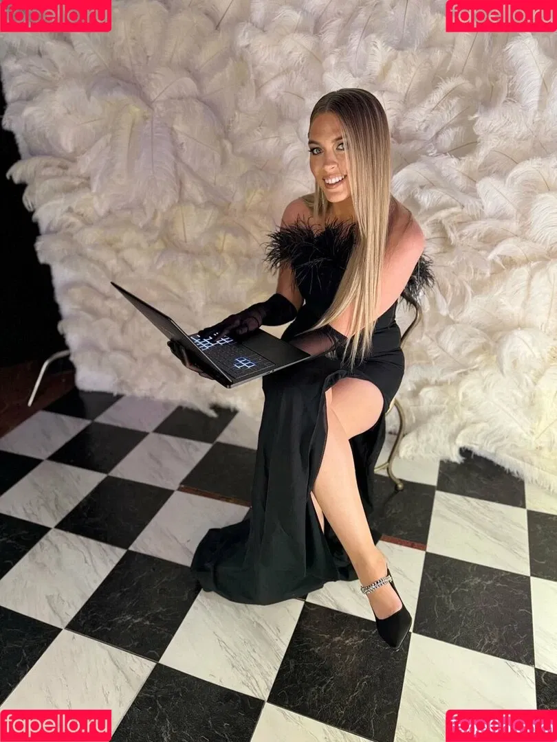 QTCinderella Onlyfans Photo Gallery 