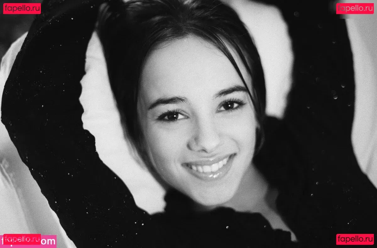 Alizée Lyonnet Onlyfans Photo Gallery 