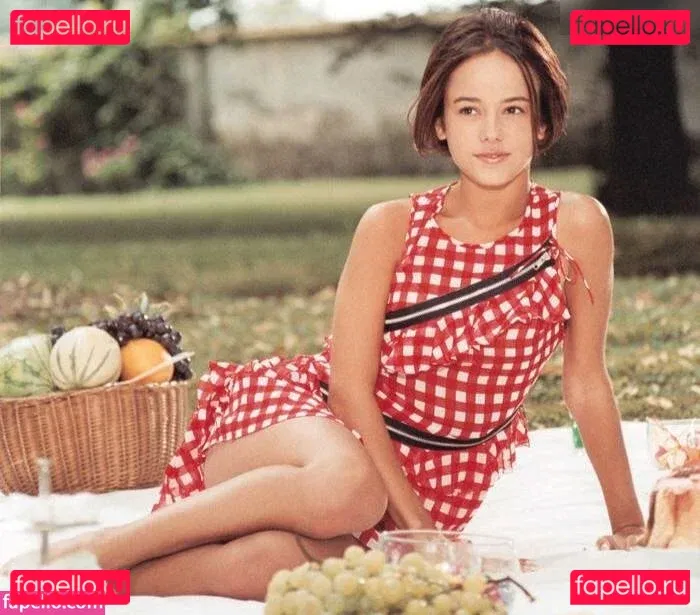 Alizée Lyonnet Onlyfans Photo Gallery 