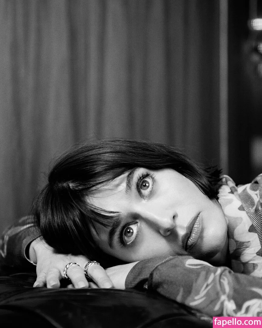 Lizzy Caplan Onlyfans Photo Gallery 