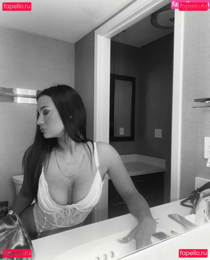 Kelly Meinhart Onlyfans Photo Gallery 