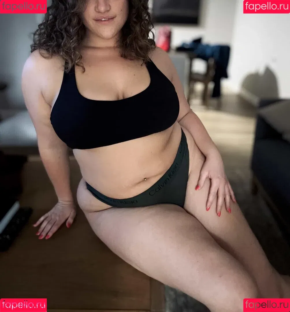 Busty Brunette Onlyfans Photo Gallery 