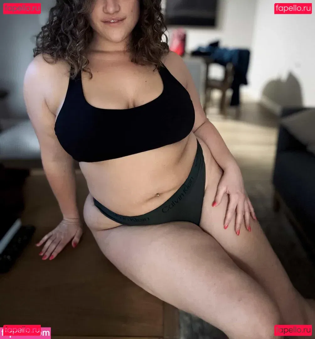 Busty Brunette Onlyfans Photo Gallery 