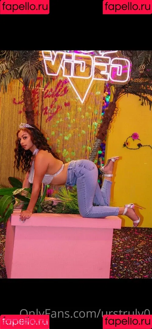 urstruly.ali Onlyfans Photo Gallery 