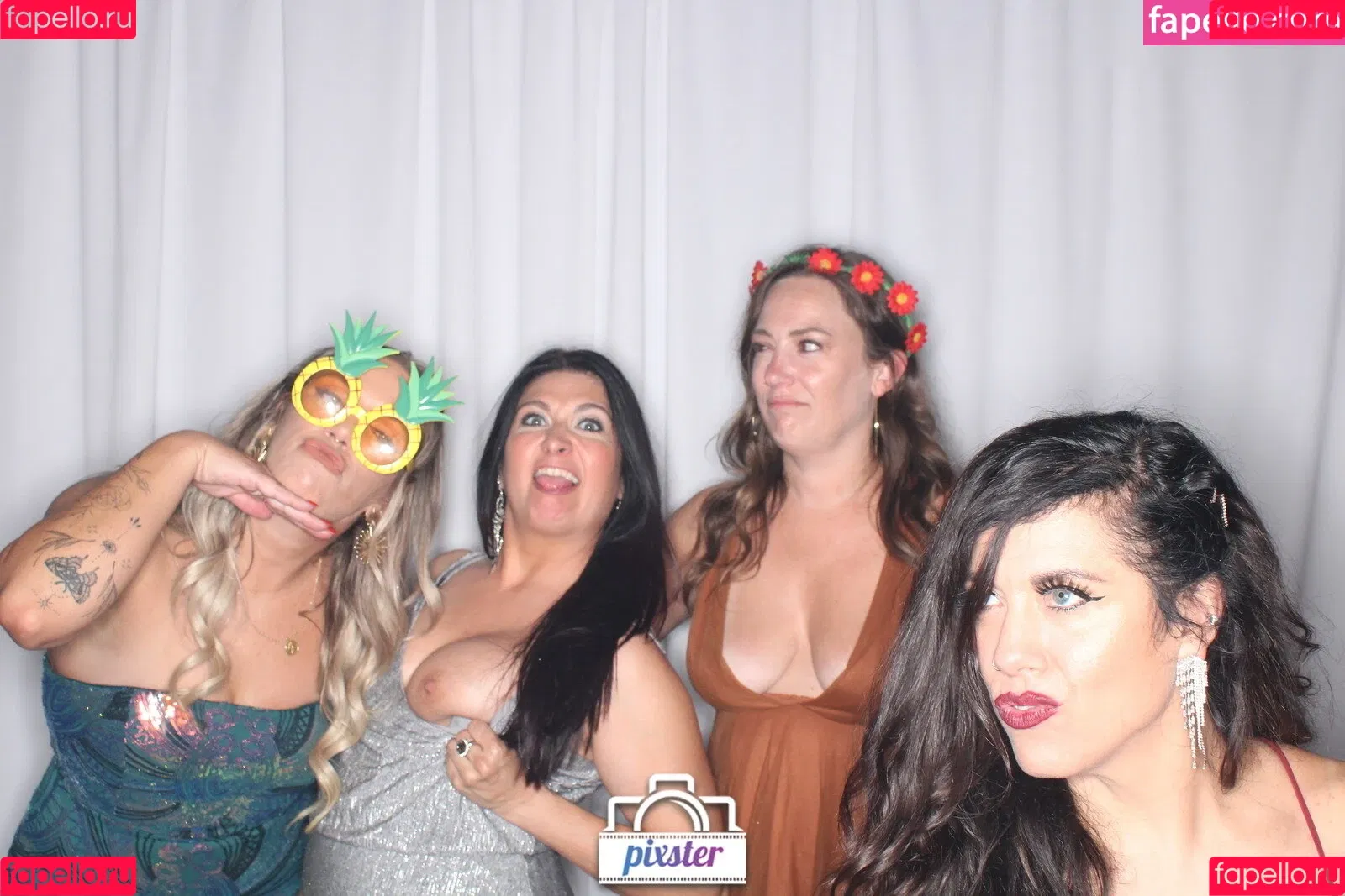 Photobox Flashes Onlyfans Photo Gallery 