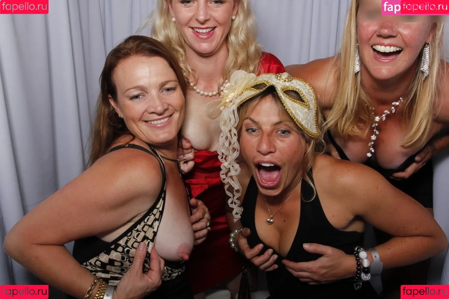 Photobox Flashes Onlyfans Photo Gallery 