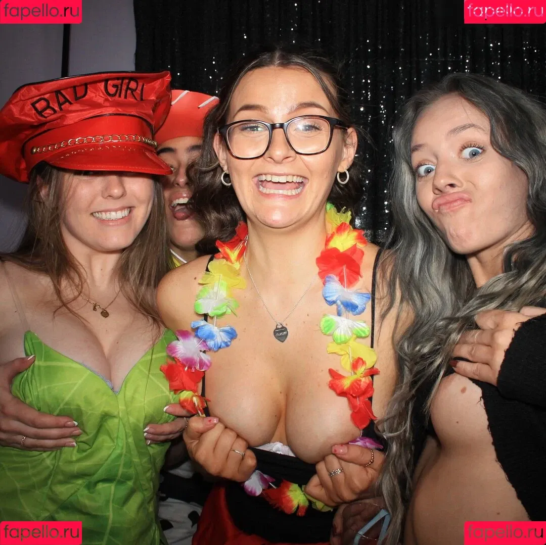 Photobox Flashes Onlyfans Photo Gallery 