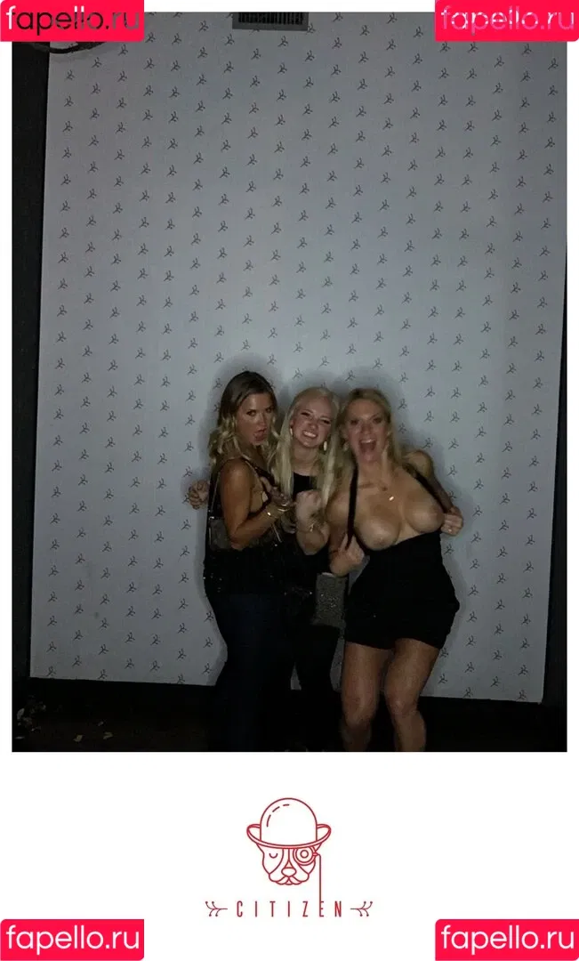 Photobox Flashes Onlyfans Photo Gallery 