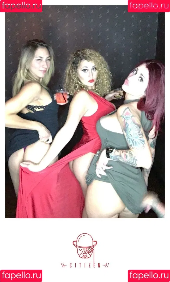 Photobox Flashes Onlyfans Photo Gallery 