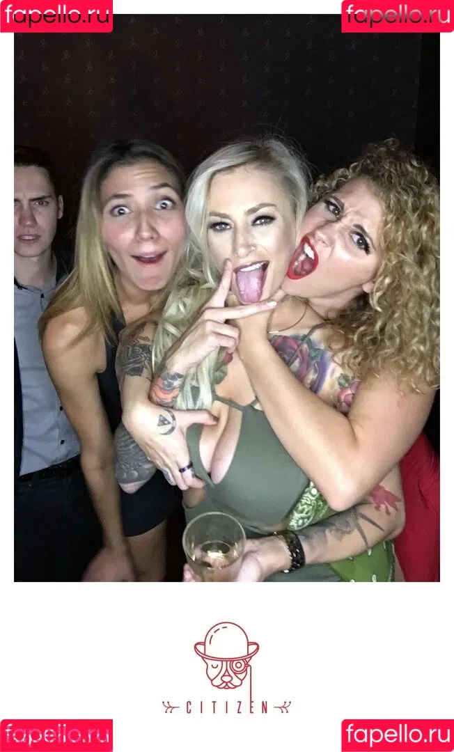 Photobox Flashes Onlyfans Photo Gallery 