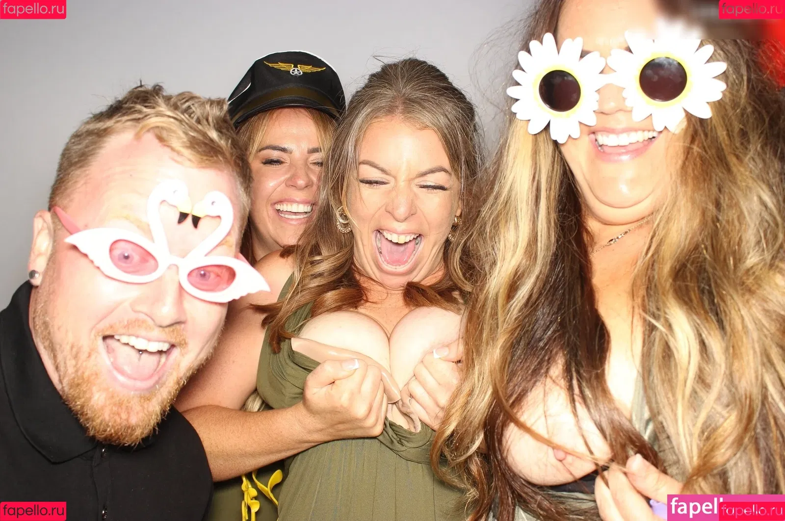 Photobox Flashes Onlyfans Photo Gallery 