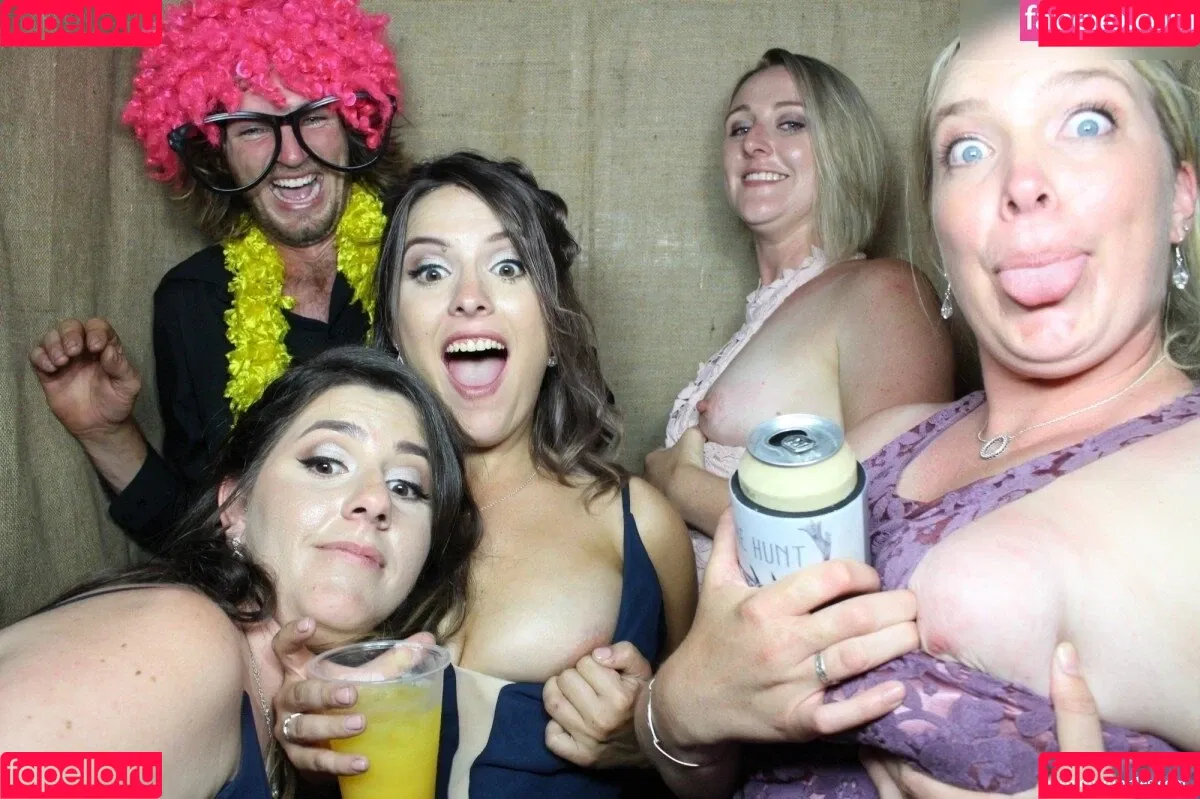 Photobox Flashes Onlyfans Photo Gallery 