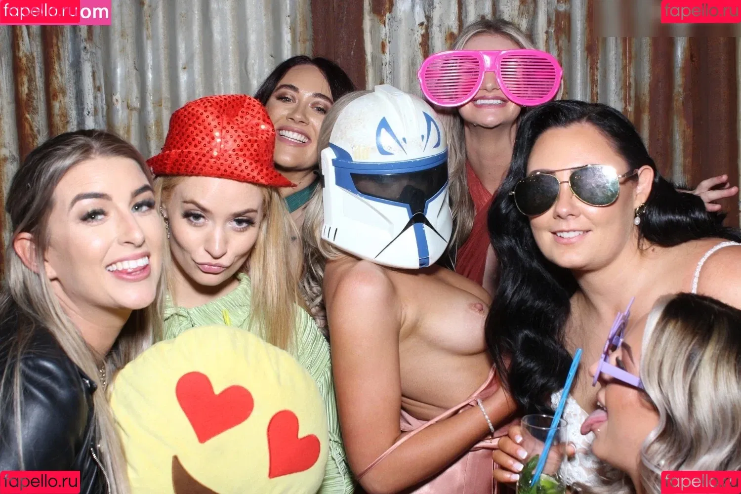 Photobox Flashes Onlyfans Photo Gallery 