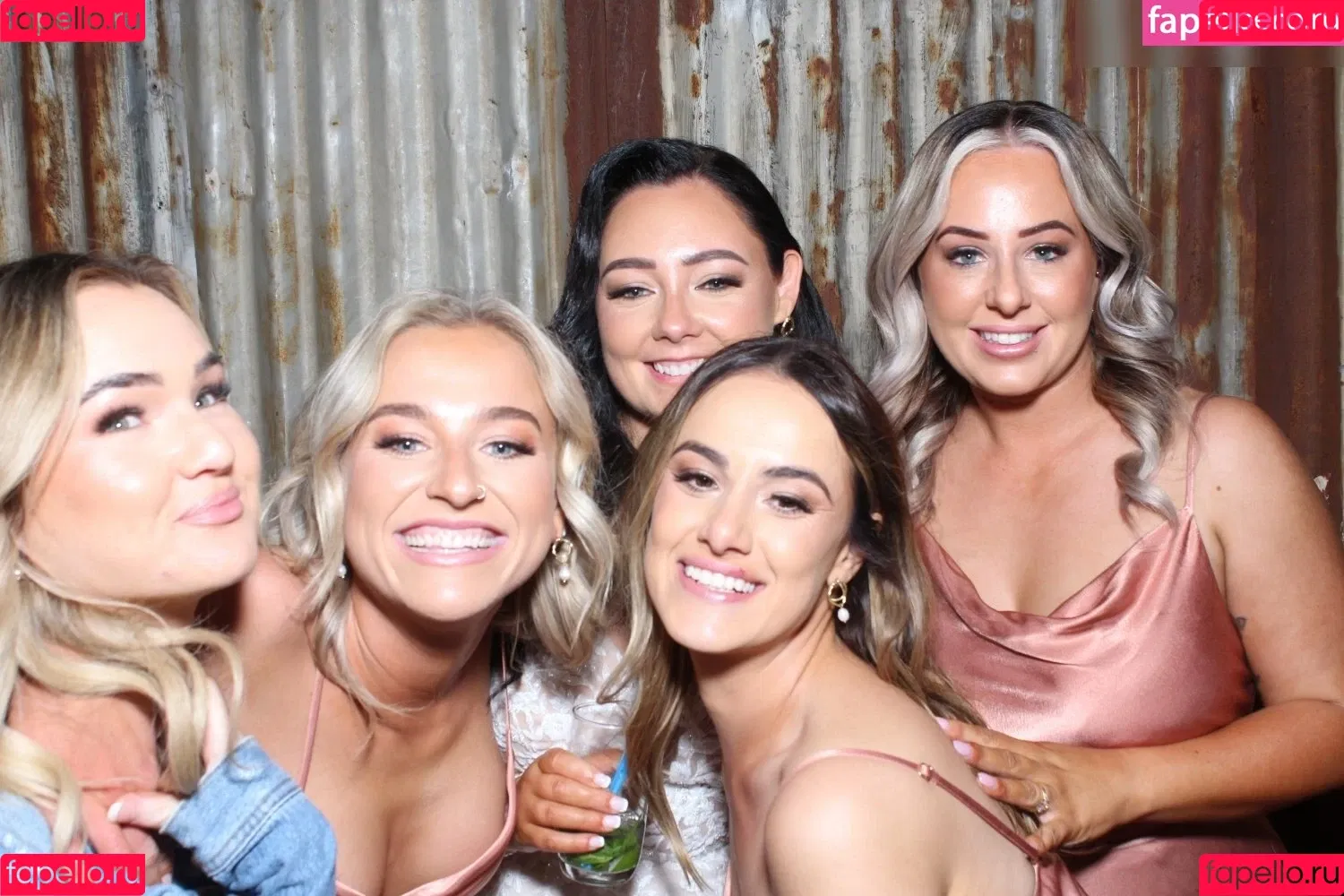 Photobox Flashes Onlyfans Photo Gallery 