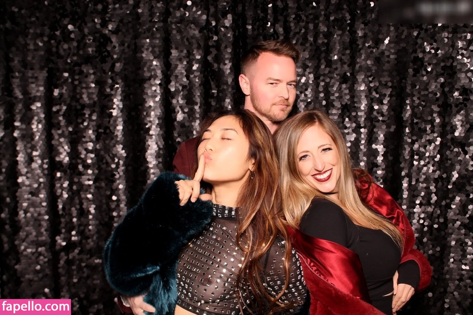 Photobox Flashes Onlyfans Photo Gallery 