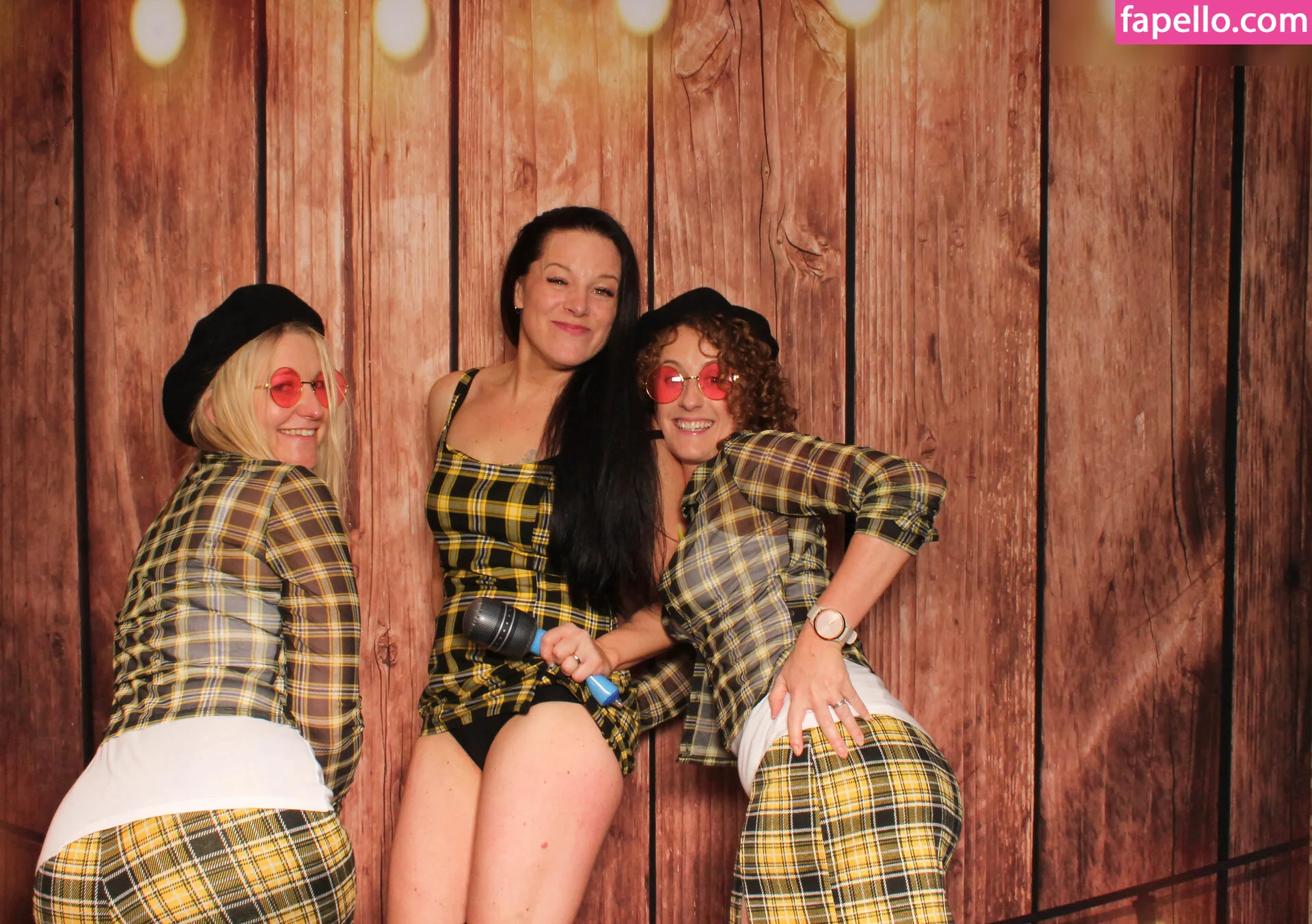 Photobox Flashes Onlyfans Photo Gallery 