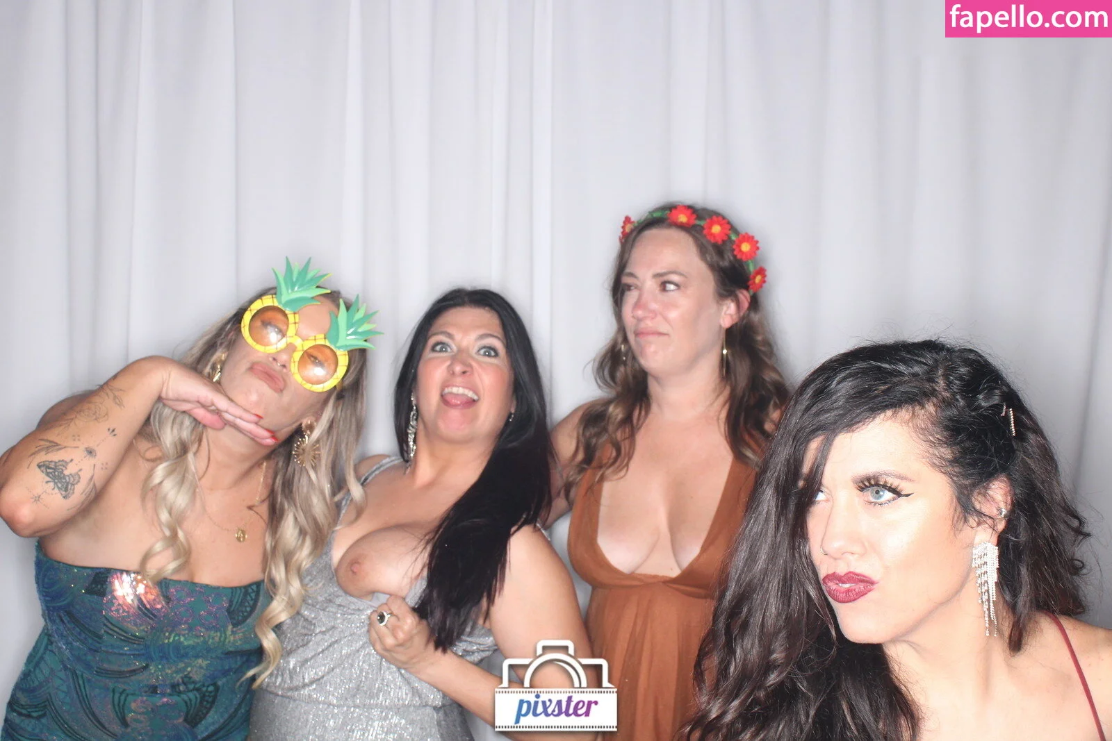 Photobox Flashes Onlyfans Photo Gallery 