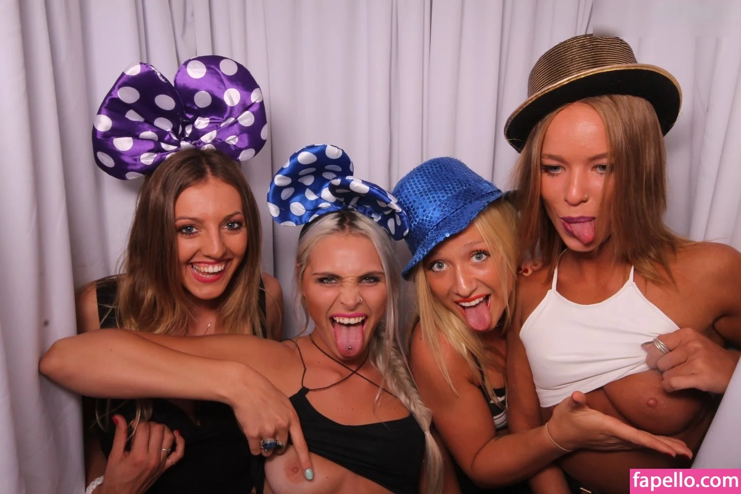 Photobox Flashes Onlyfans Photo Gallery 