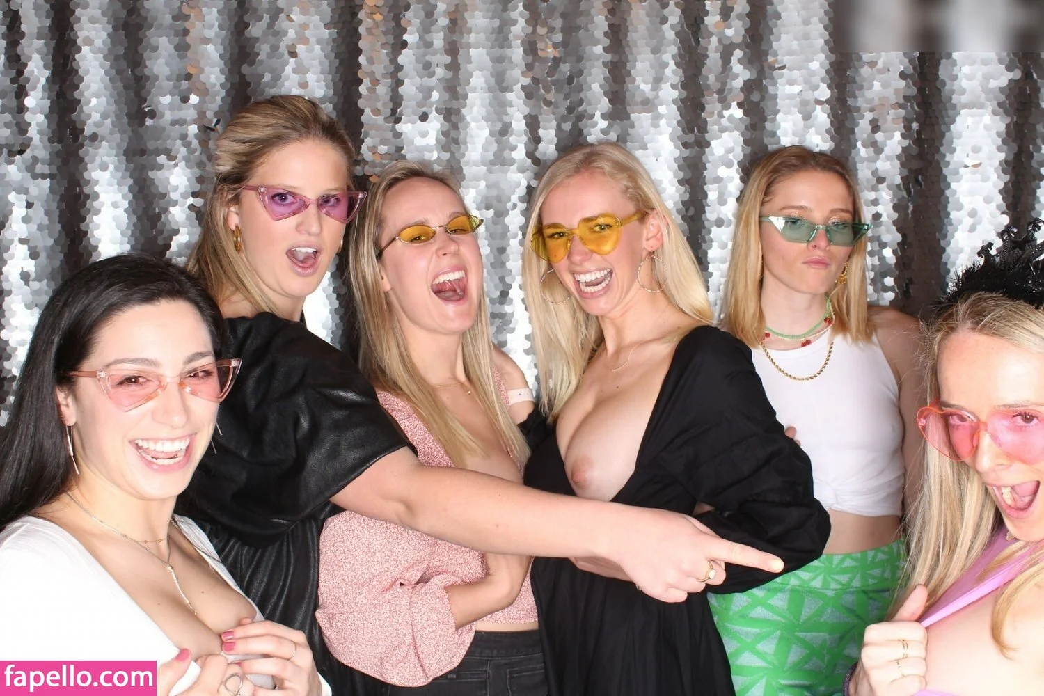 Photobox Flashes Onlyfans Photo Gallery 