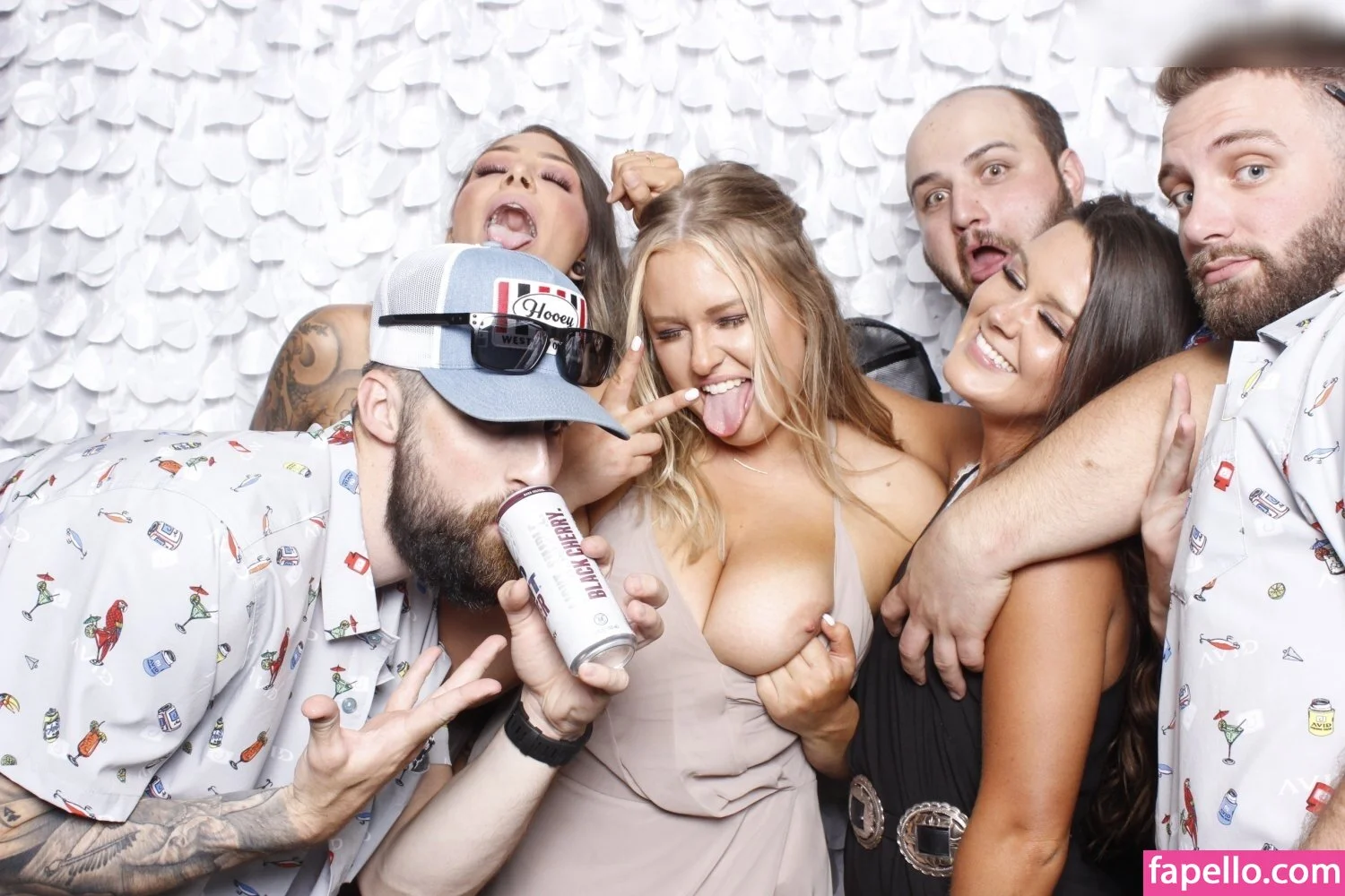 Photobox Flashes Onlyfans Photo Gallery 