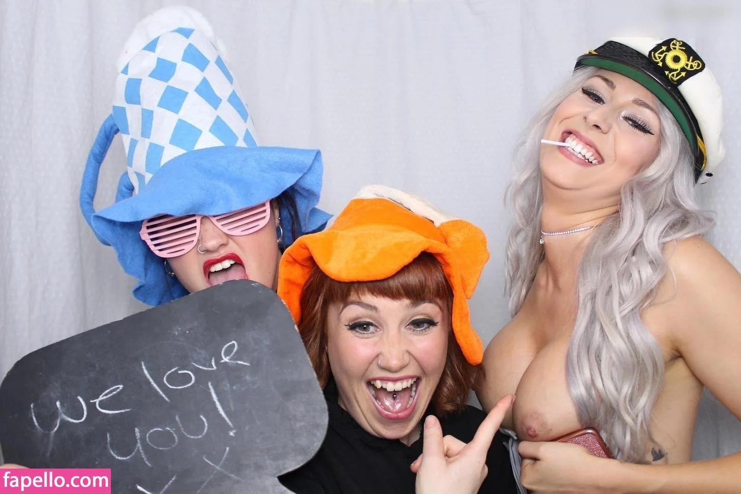 Photobox Flashes Onlyfans Photo Gallery 