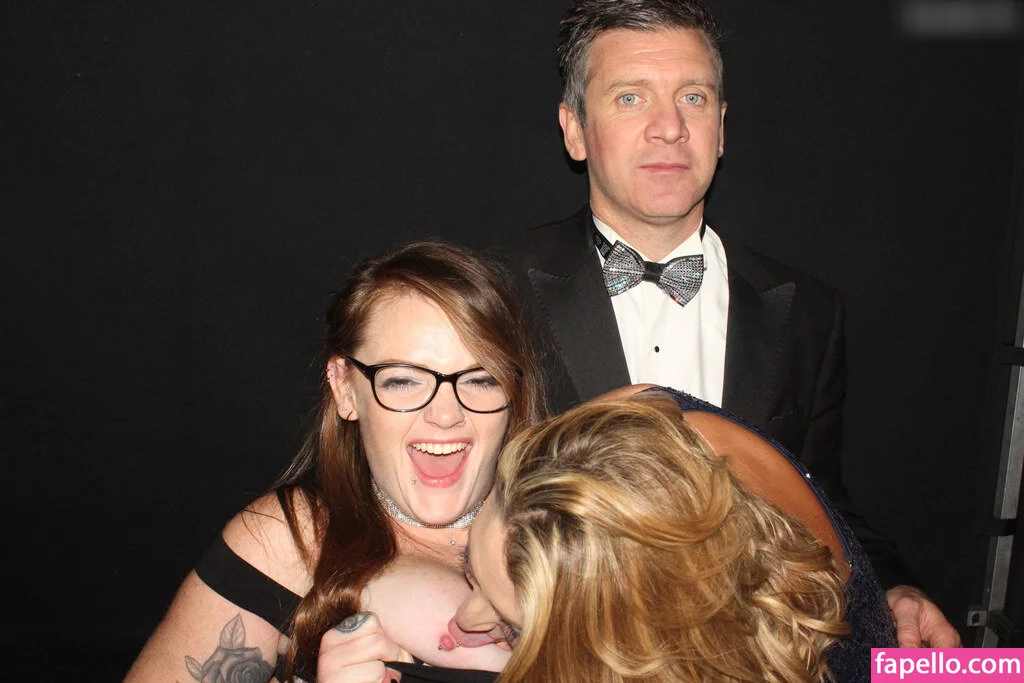 Photobox Flashes Onlyfans Photo Gallery 