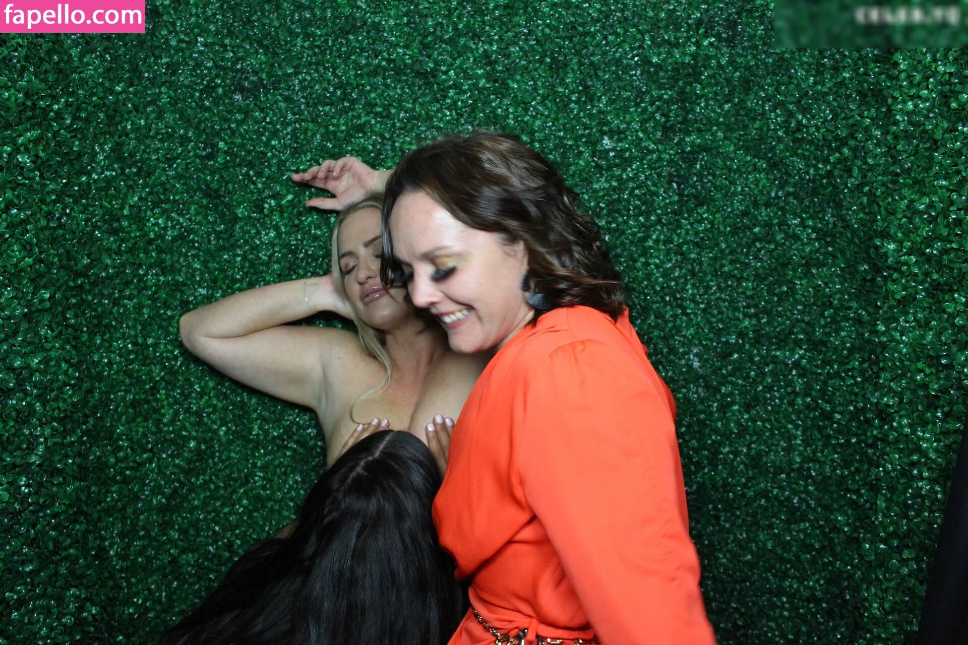 Photobox Flashes Onlyfans Photo Gallery 