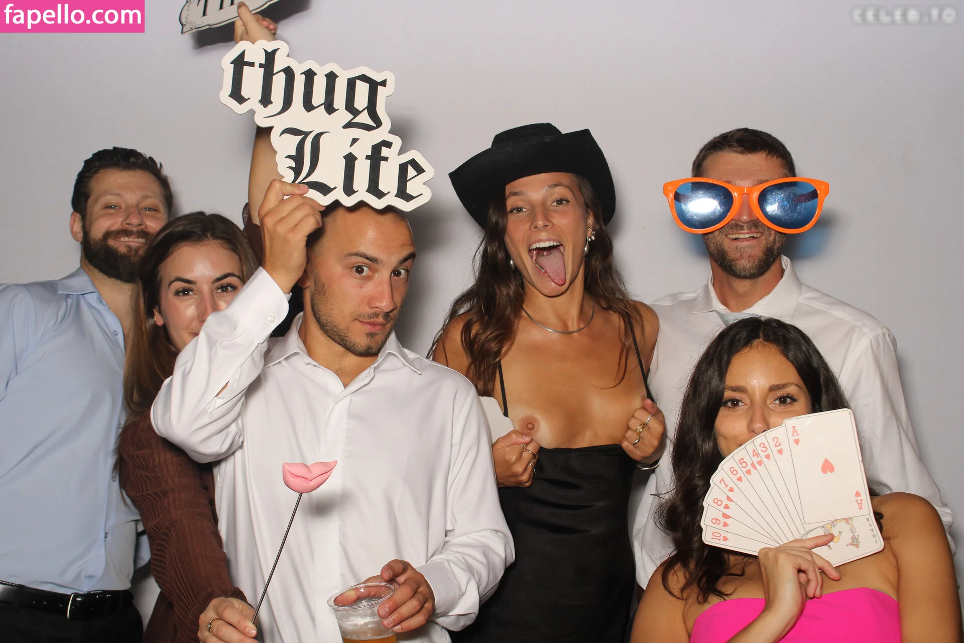 Photobox Flashes Onlyfans Photo Gallery 