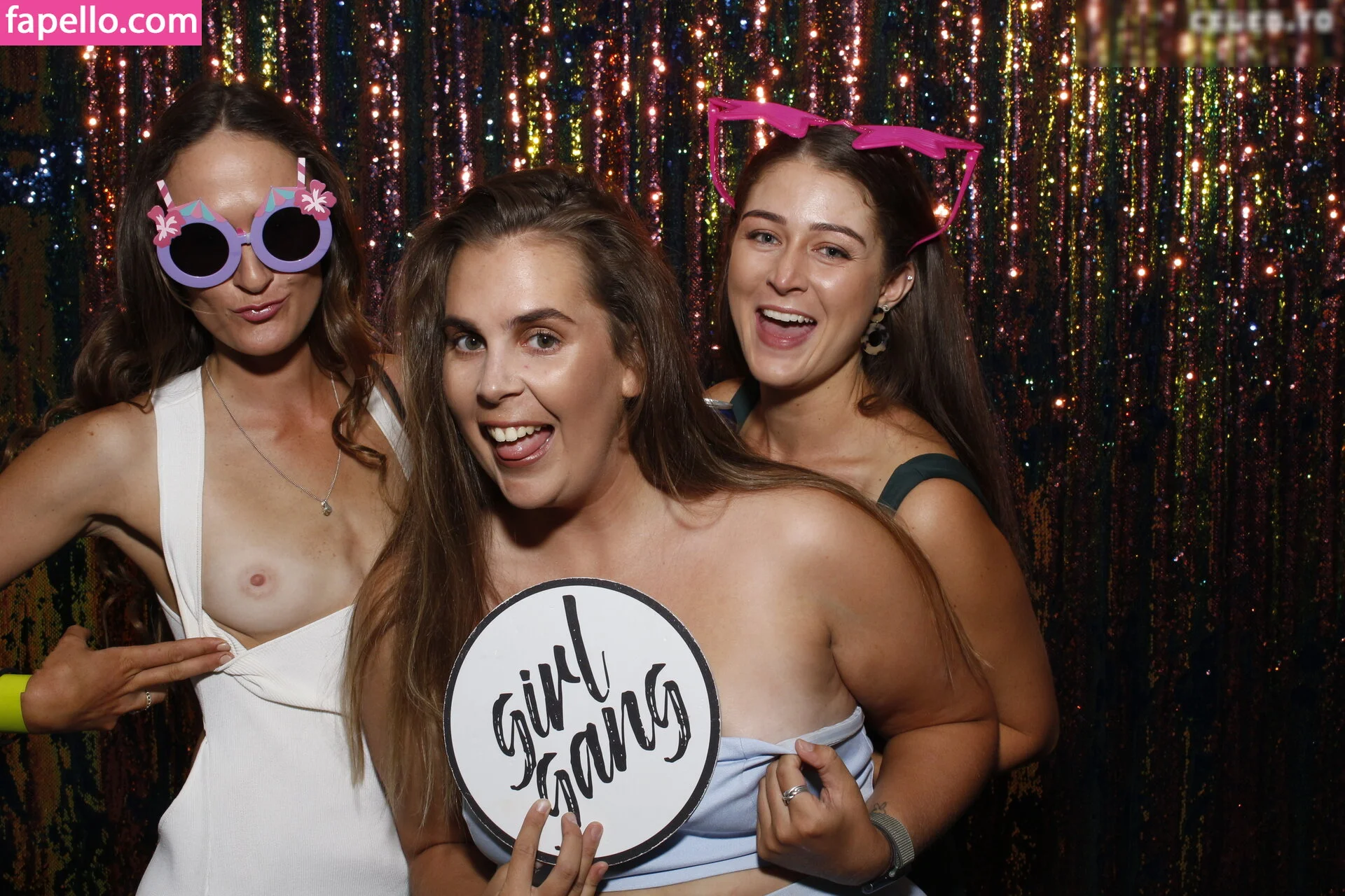 Photobox Flashes Onlyfans Photo Gallery 