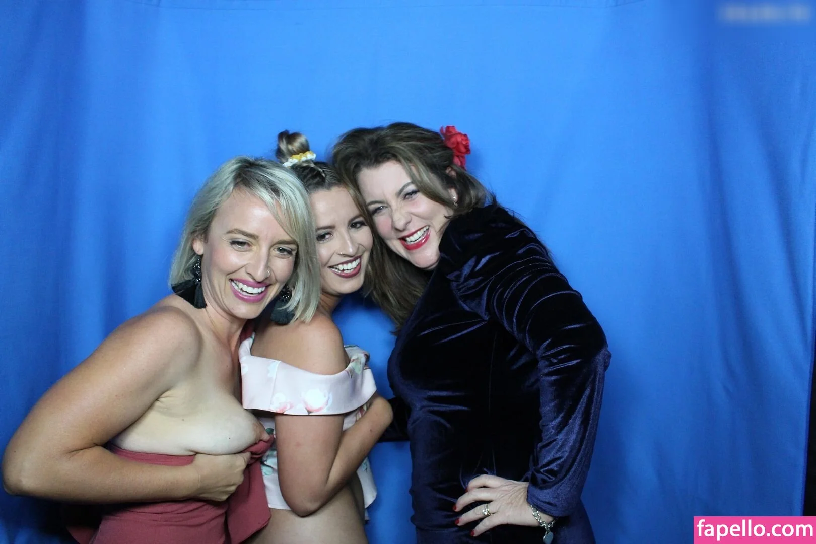 Photobox Flashes Onlyfans Photo Gallery 