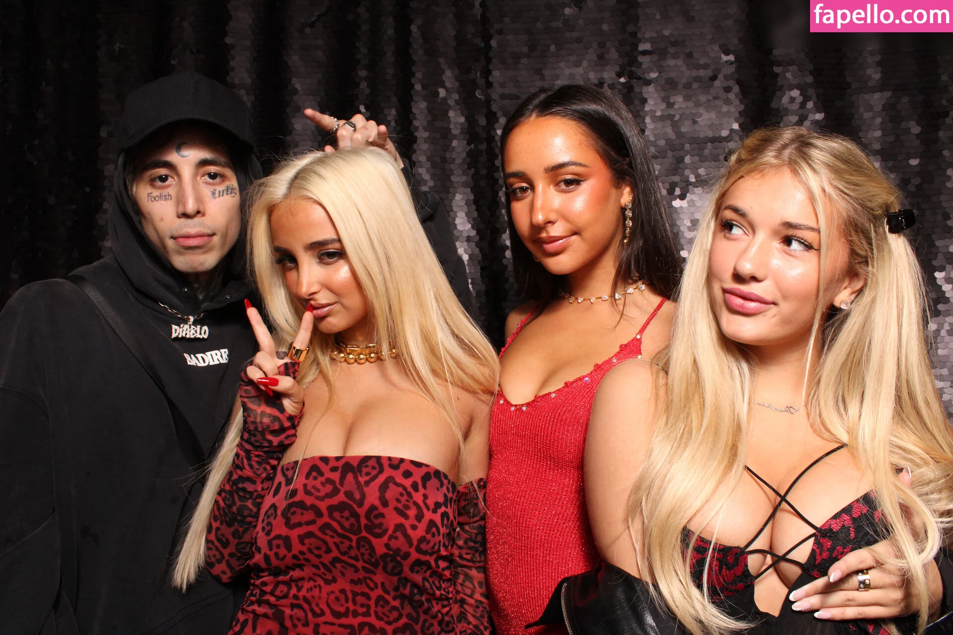 Photobox Flashes Onlyfans Photo Gallery 