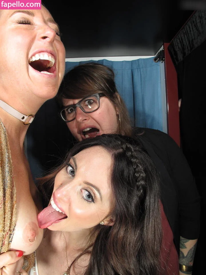 Photobox Flashes Onlyfans Photo Gallery 