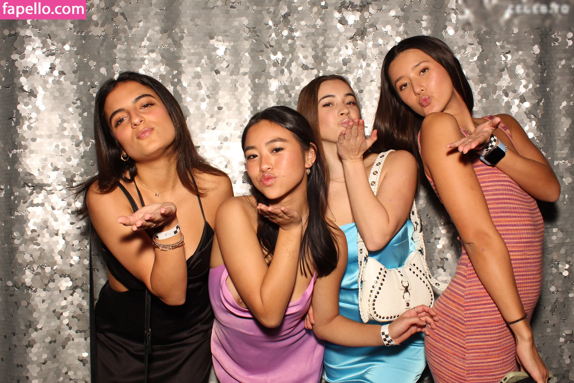 Photobox Flashes Onlyfans Photo Gallery 