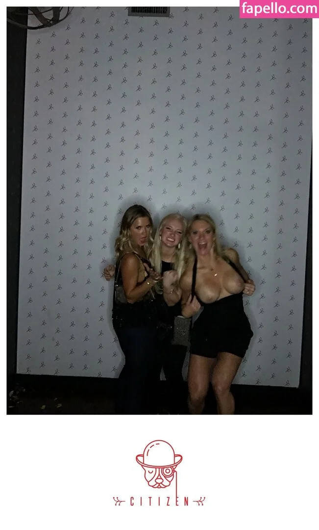 Photobox Flashes Onlyfans Photo Gallery 