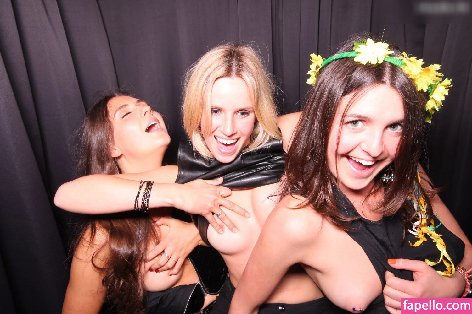 Photobox Flashes Onlyfans Photo Gallery 