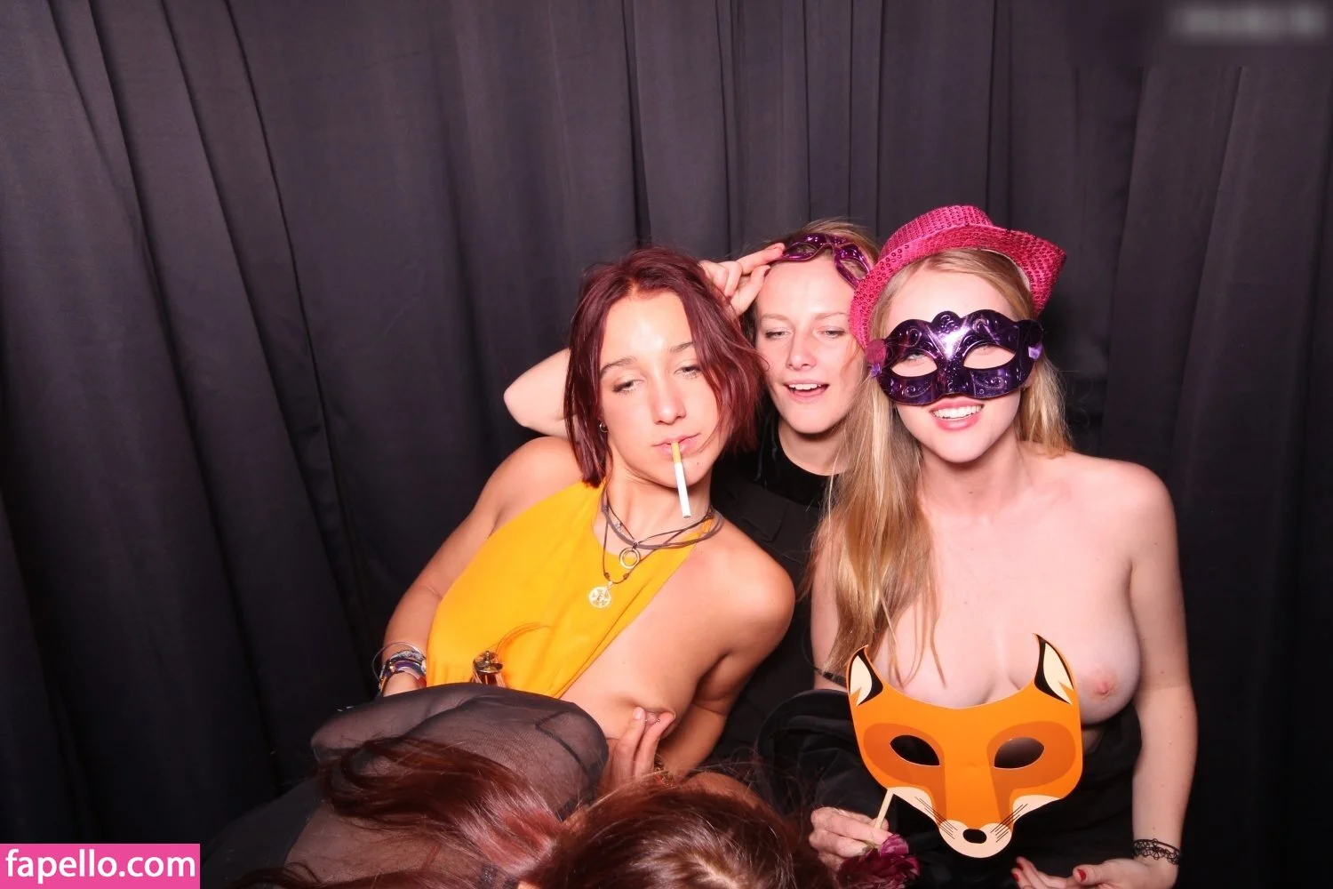 Photobox Flashes Onlyfans Photo Gallery 