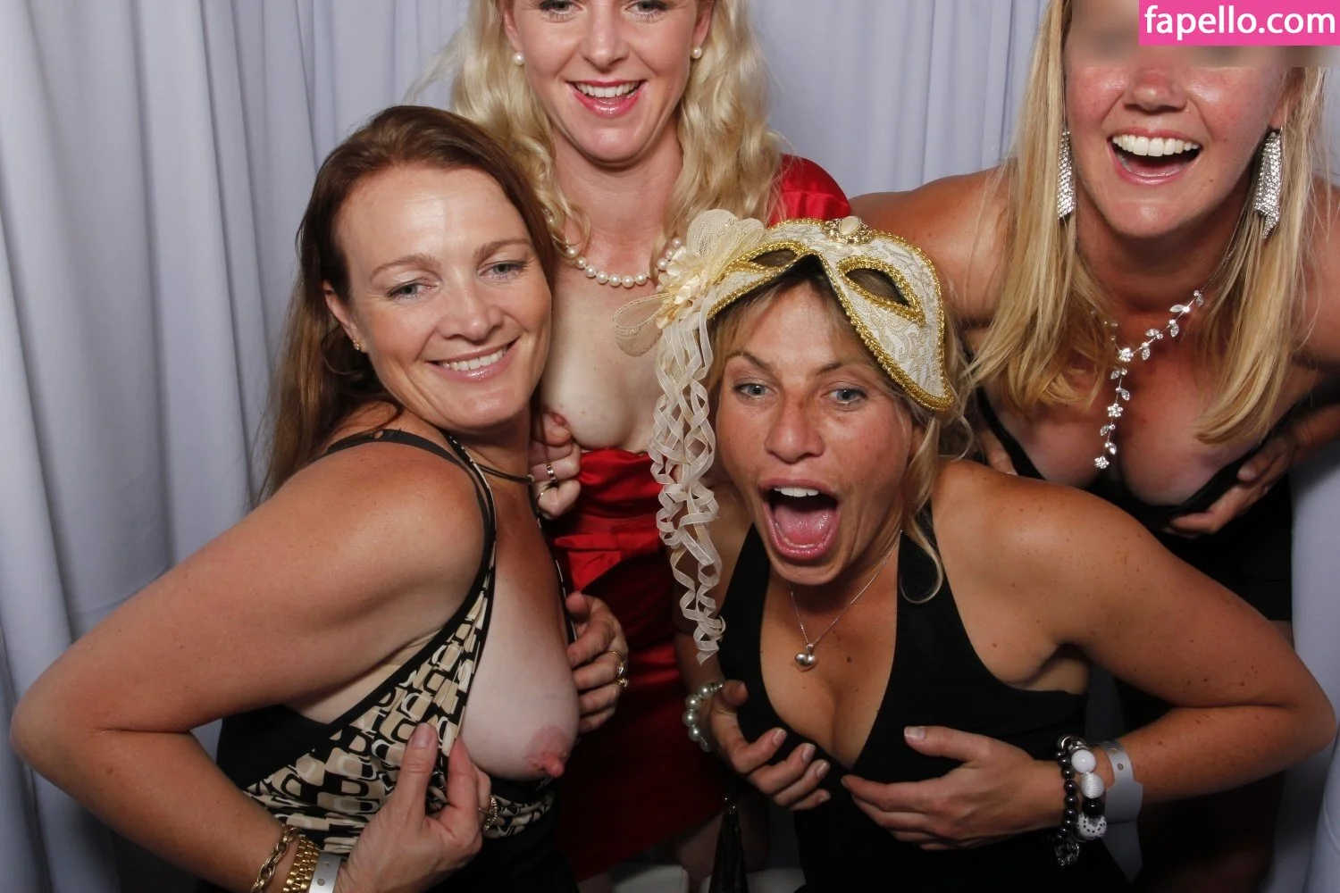 Photobox Flashes Onlyfans Photo Gallery 