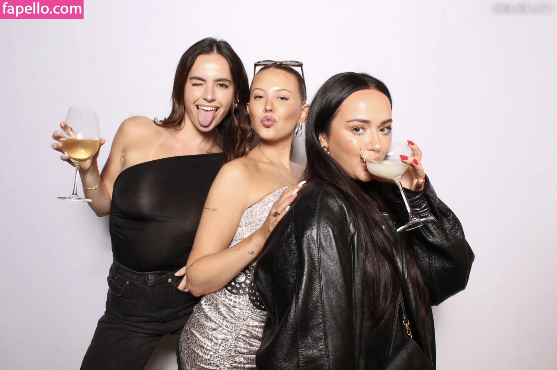 Photobox Flashes Onlyfans Photo Gallery 