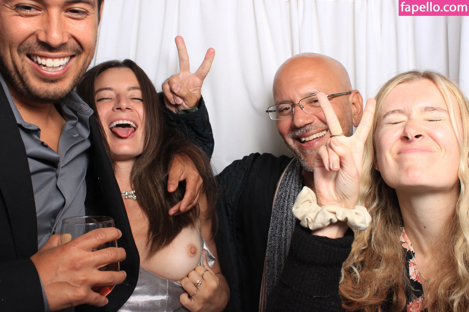 Photobox Flashes Onlyfans Photo Gallery 