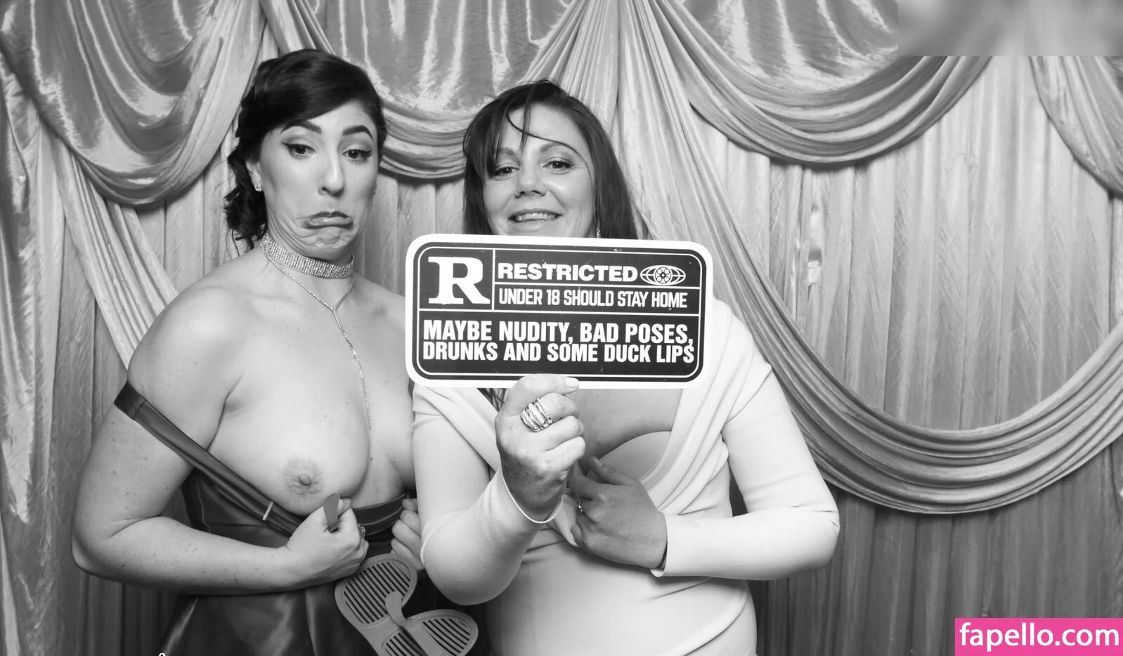 Photobox Flashes Onlyfans Photo Gallery 