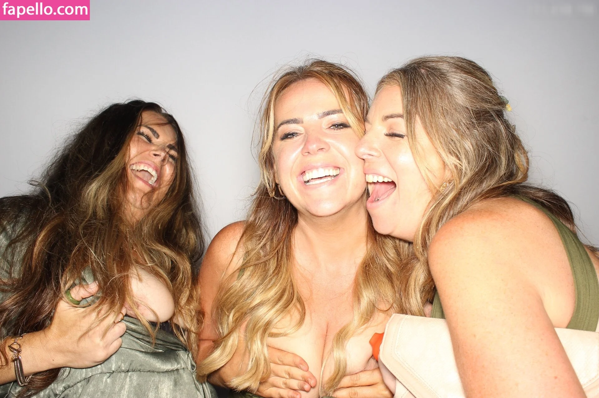 Photobox Flashes Onlyfans Photo Gallery 