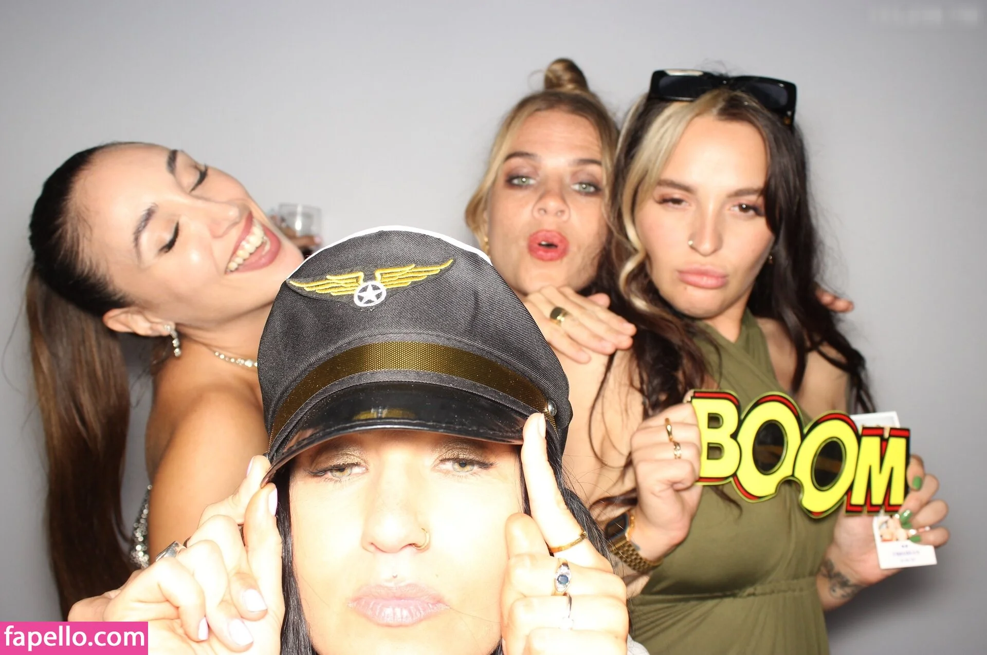 Photobox Flashes Onlyfans Photo Gallery 