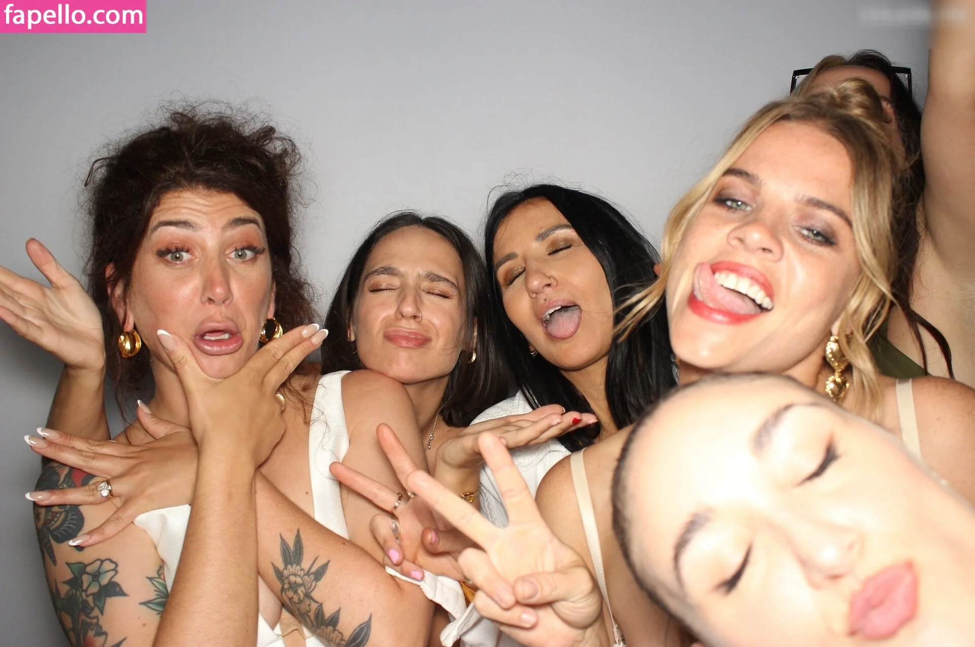 Photobox Flashes Onlyfans Photo Gallery 