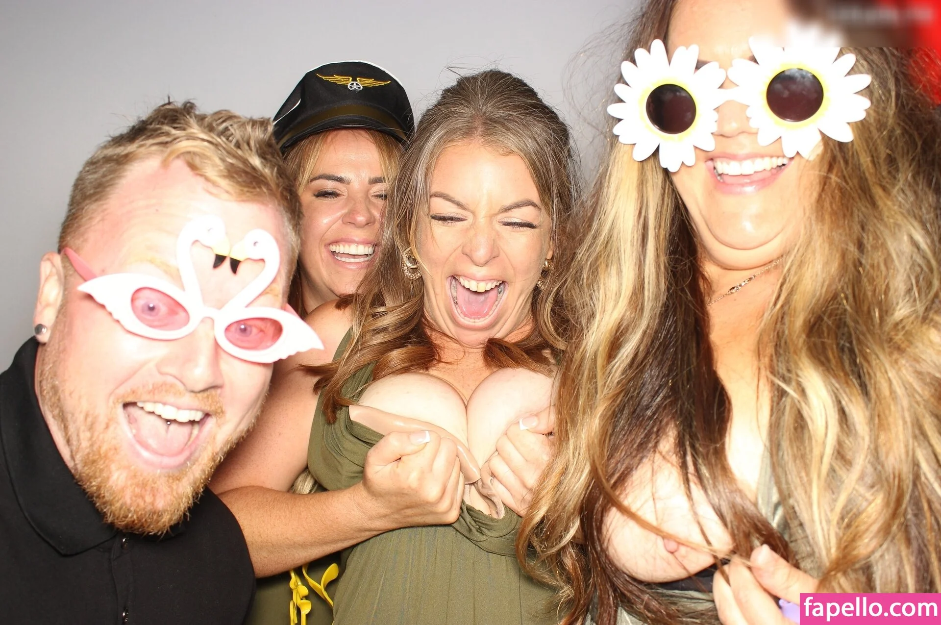 Photobox Flashes Onlyfans Photo Gallery 