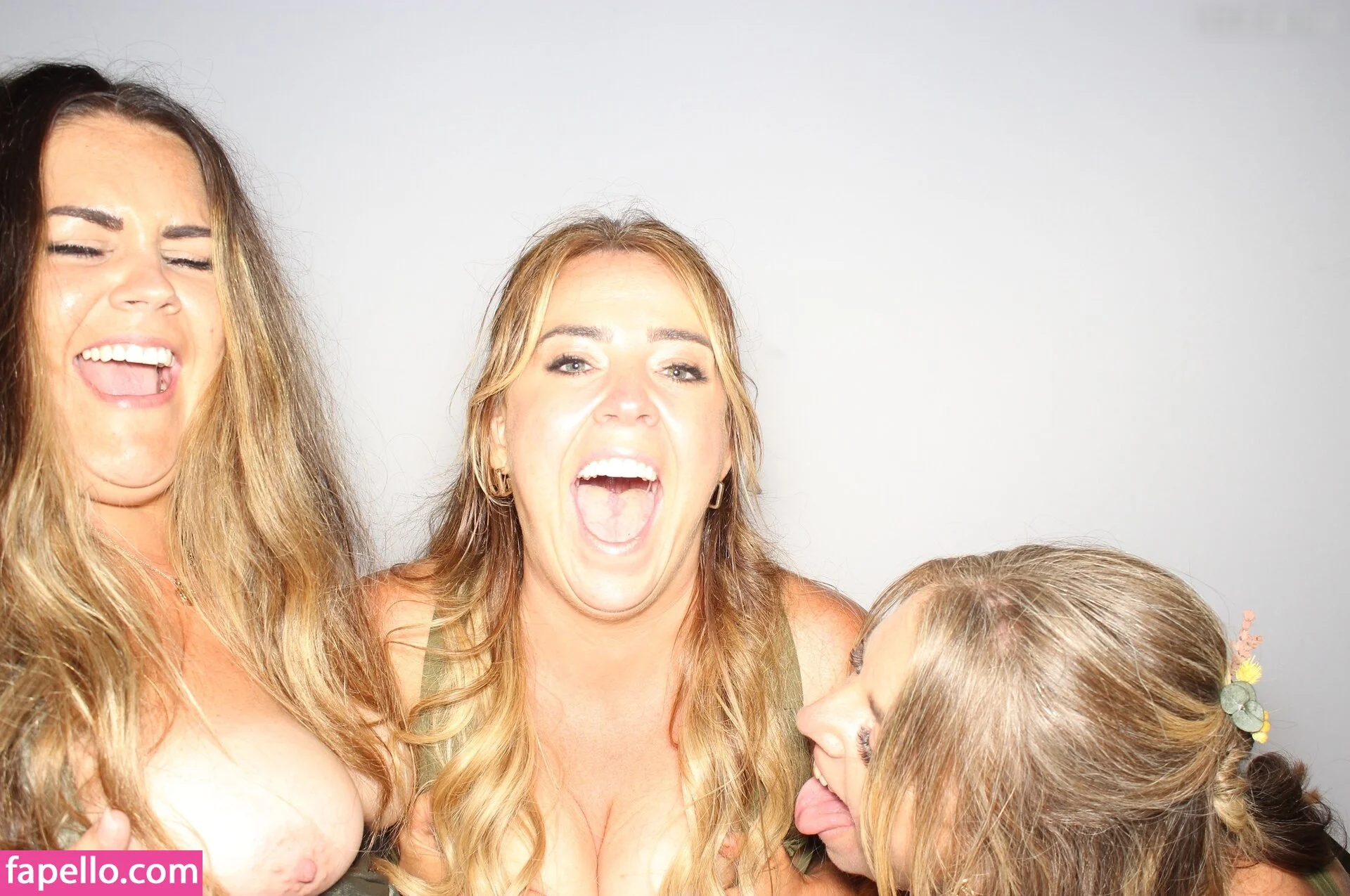 Photobox Flashes Onlyfans Photo Gallery 