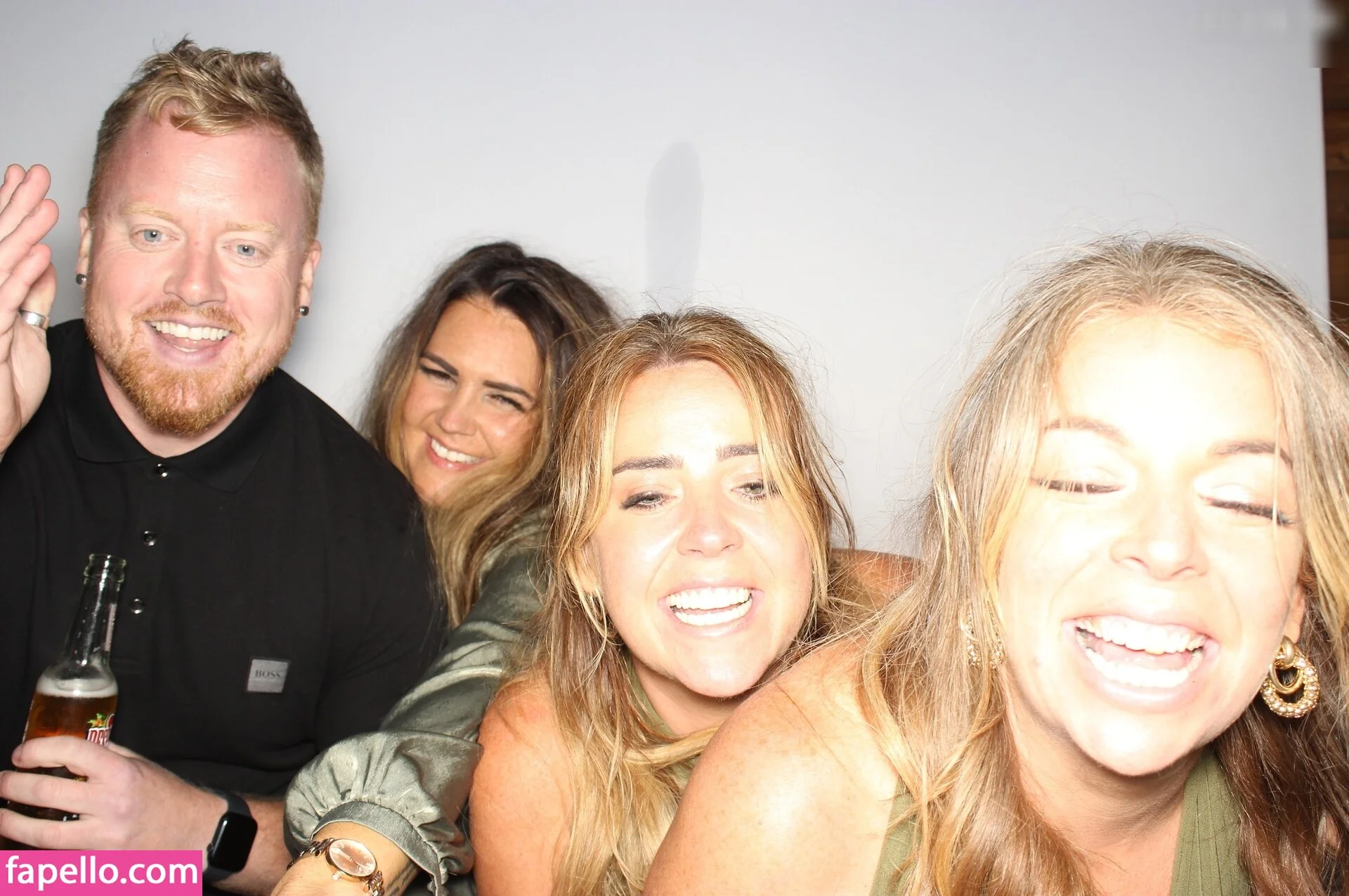 Photobox Flashes Onlyfans Photo Gallery 