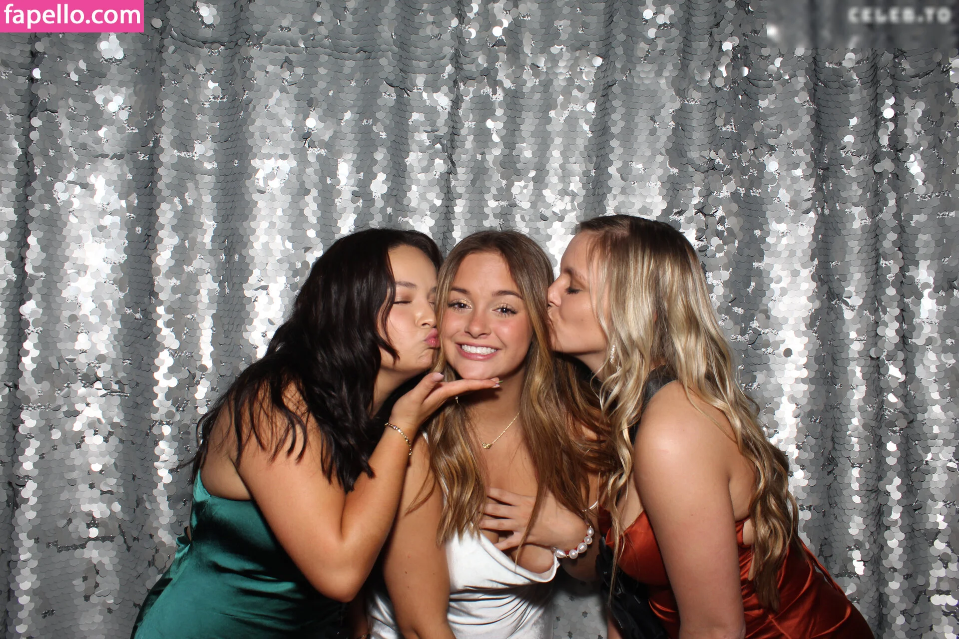 Photobox Flashes Onlyfans Photo Gallery 