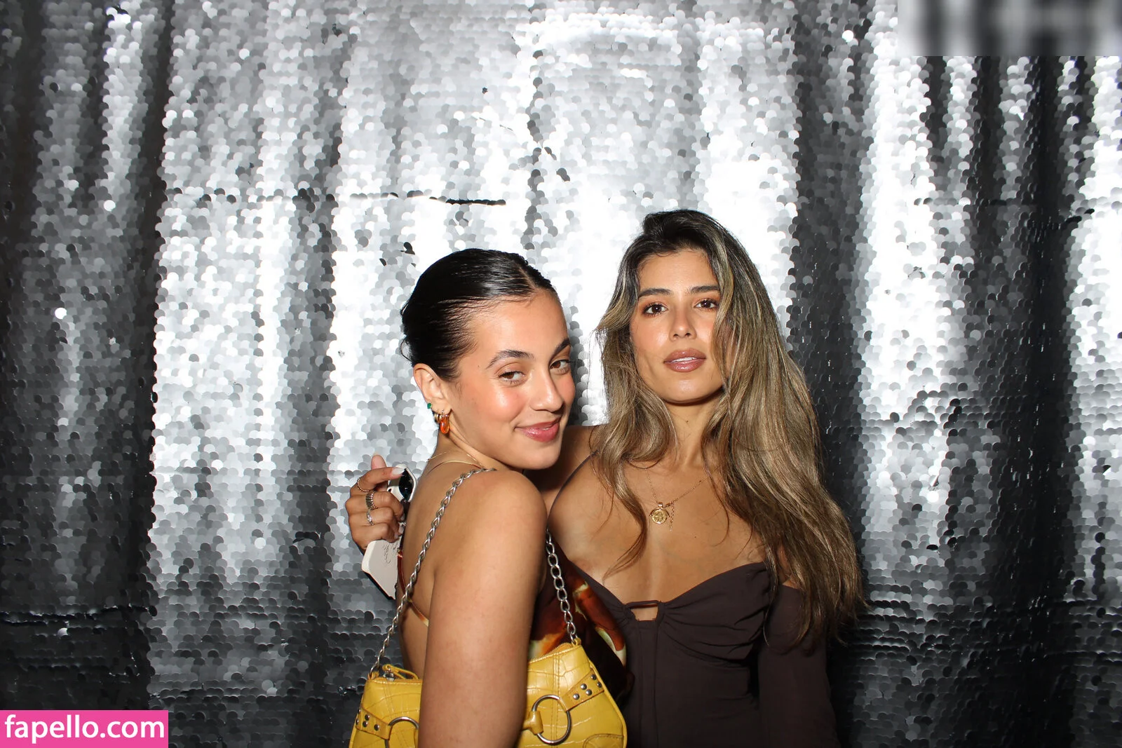 Photobox Flashes Onlyfans Photo Gallery 