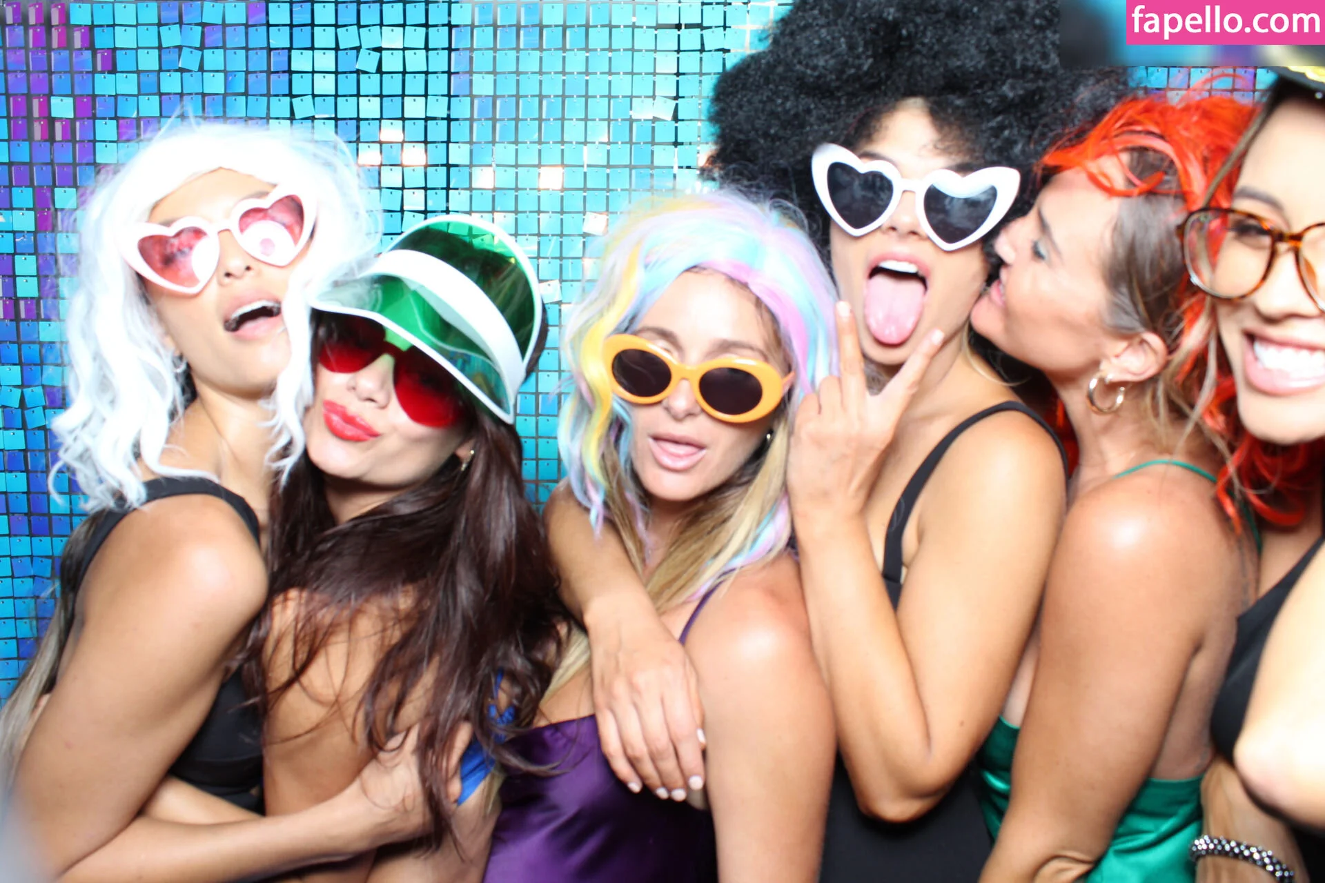 Photobox Flashes Onlyfans Photo Gallery 